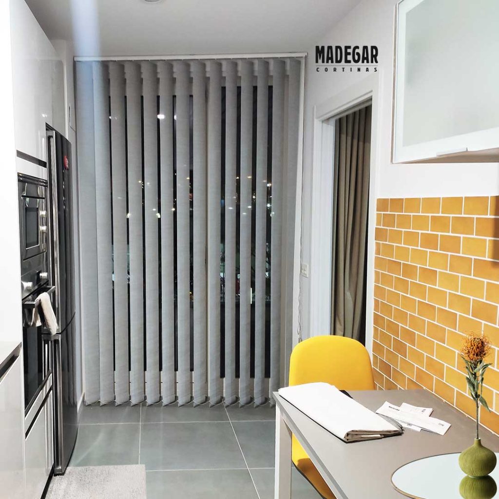 Cortinas verticales de screen en una cocina moderna y funcional, las cortinas están hechas a medida por Cortinas Madegar