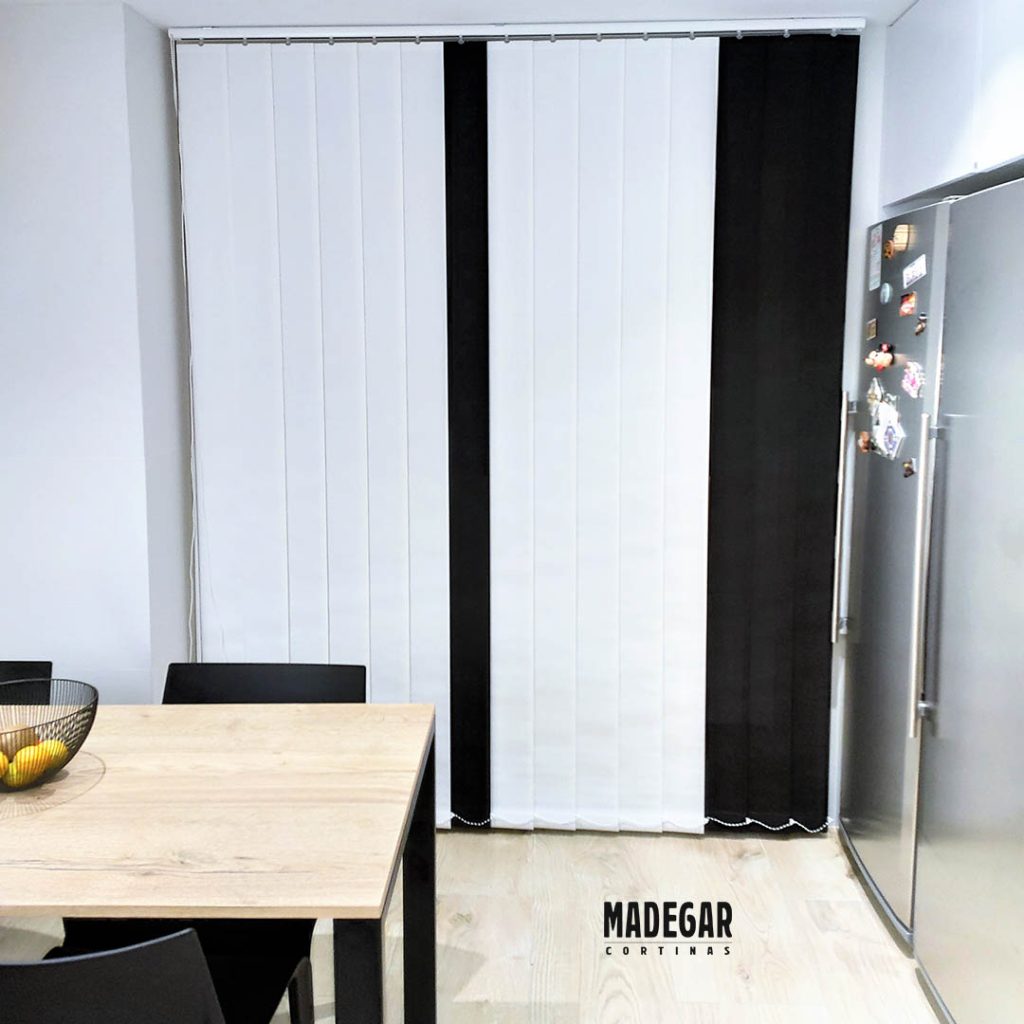 Cortinas verticales de screen en una cocina moderna, las cortinas verticales combinan lamas de dos colores ofreciendo un toque de decoración extra en la cocina, en cortinas Madegar personalizamos cualquier tipo de Cortinas a tu gusto