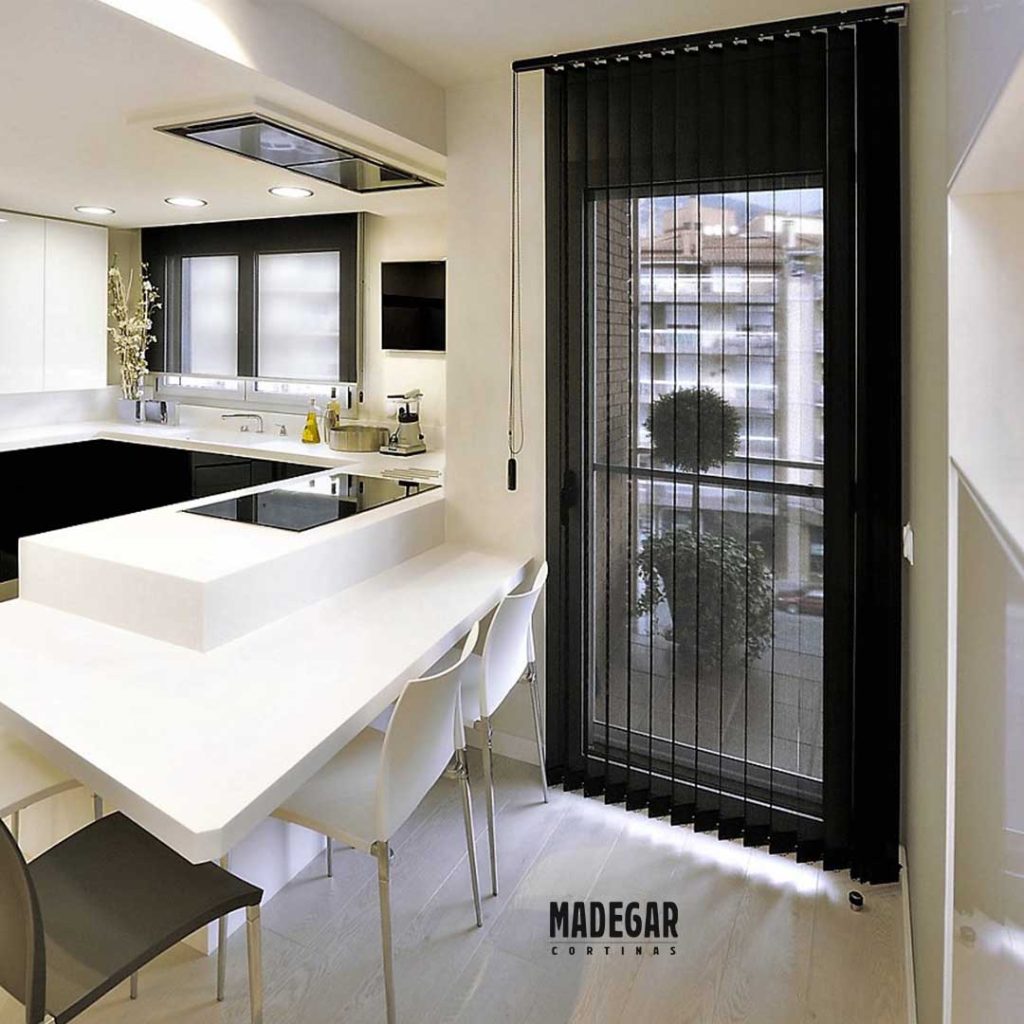 Dos cortinas diferentes para ventanas diferentes en la cocina Dos tipos de cortinas diferentes para una cocina con ventanas de diferente tamaño, lortinas verticales para la salida al balcón y estores enrollables para la ventana encima del fregadero, los dos tipo de cortinas son de screen que es un tejido técnico perfecto para las cortinas de la cocina por su fádil mantenimiento