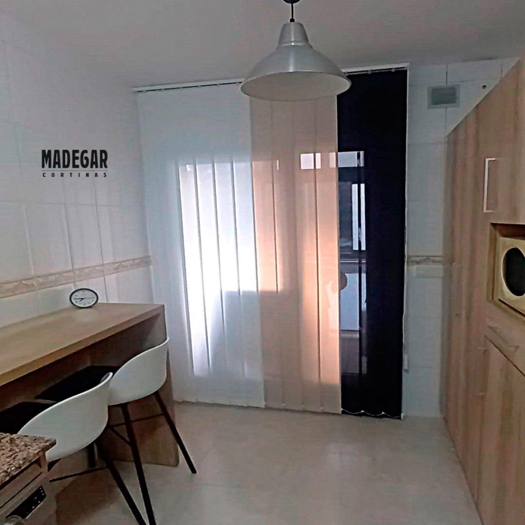 Cortinas en la cocina de tres colores, las cortinas verticales a medida permiten combinar colores a tu gusto para completar la decoración de tu cocina con un toque personal, estas estan hechas a medida por cortinas madegar
