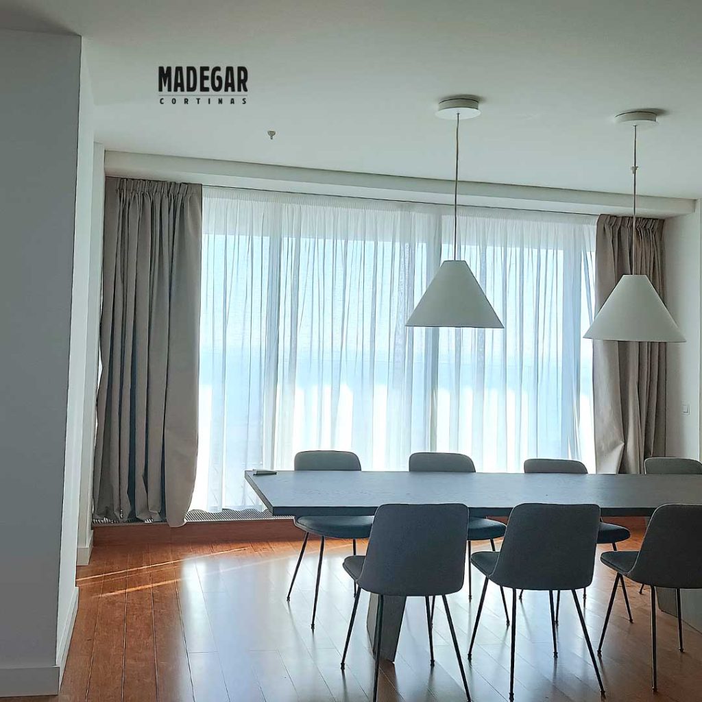 Cortinas de tendencia de lino y tejido blackout en un comedor de estilo decorativo minimalista, las cortinas dobles a medida son de Cortinas Madegar

