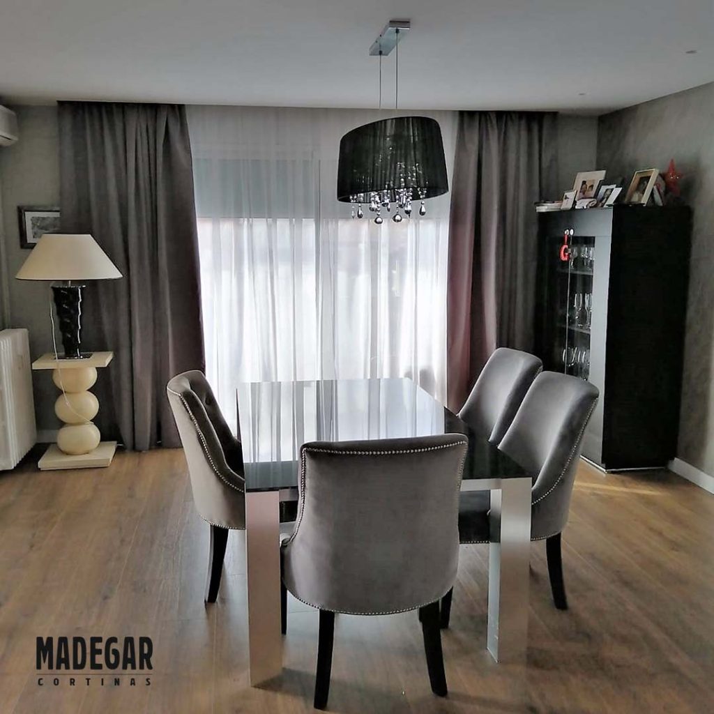 Cortinas de Comedor en un estilo de Tendencia, son cortinas dobles en un tejido de lino combinadas con otro más grueso de terciopelo en gris, un trabajo de cortinas a medida de Cortinas Madegar, la mejor tienda de Cortinas en Barcelona